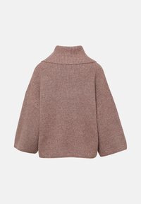 Jasnoróżowy sweter o prążkowanej fakturze, z wysokim kołnierzem, opadającymi ramionami i szerokimi rękawami, charakteryzujący się luźnym krojem i teksturowanym materiałem.
