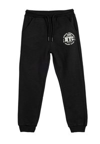 Pantalones de chándal negros con puños elásticos, cintura con cordón, bolsillos laterales y logotipo atlético blanco de NYC en el muslo derecho.