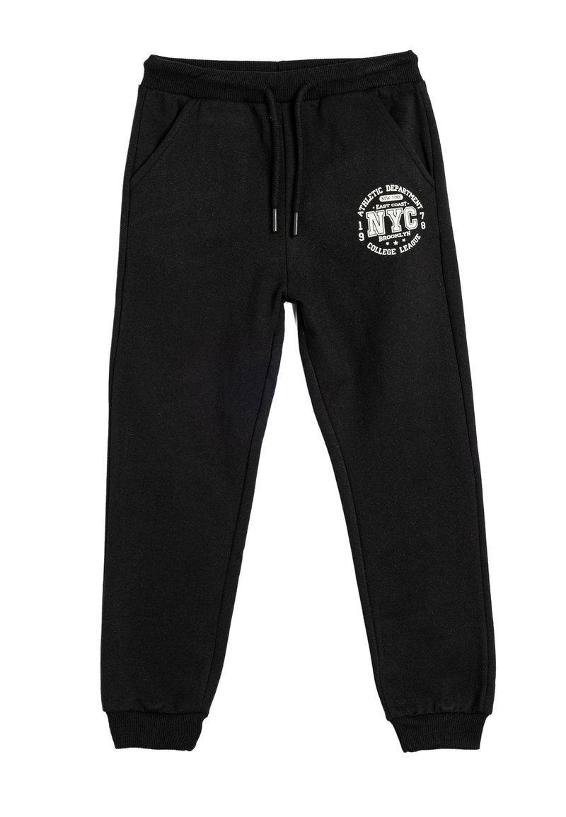 Pantalones de chándal negros con puños elásticos, cintura con cordón, bolsillos laterales y logotipo atlético blanco de NYC en el muslo derecho.