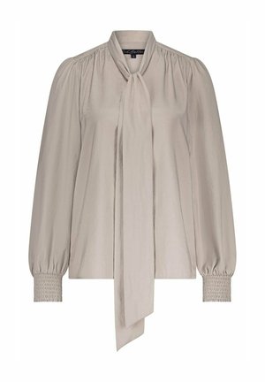Zijdeachtige beige blouse met lange puffmouwen, strikdetail bij de hals en gerimpelde manchetten; heeft een soepele textuur en een relaxte pasvorm.