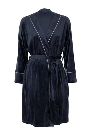 Accappatoio in velluto blu navy con piping bianco, maniche lunghe e cintura. Presenta un collo stile kimono e maniche svasate. Texture morbida.