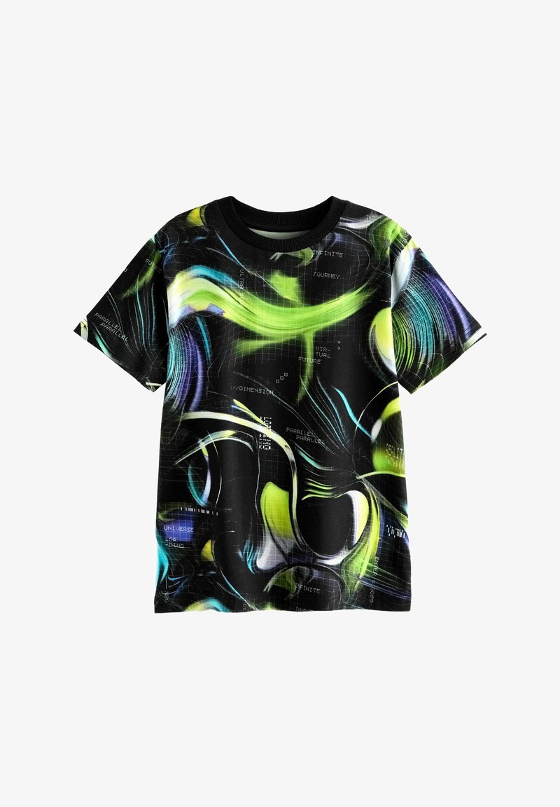 Musthave must t-särk mustade lühikeste varrukatega, millel on abstraktne roheline, sinine ja valge keerise muster, tekstielemendid ning sile tekstuur.