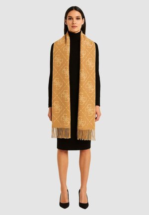 Sciarpa color cammello con motivo geometrico e logo, realizzata in materiale morbido con estremità sfrangiate, indossata sopra un vestito nero con collo alto.