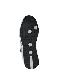 Semelle extérieure en caoutchouc noir avec un motif de crampons hexagonaux et des accents légèrement surélevés. Présente une semelle intermédiaire grise avec une bande de logo blanche sur le côté.