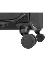 Esquina de maleta negra con un asa de plástico resistente y dos ruedas de goma negras que ruedan suavemente para una fácil maniobrabilidad.