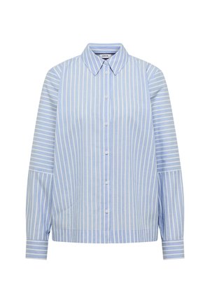 Chemise bleu clair à boutons avec des rayures blanches verticales sur le corps et horizontales sur les manches, dotée d'un col pointu.