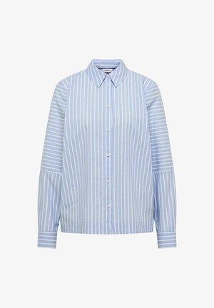 Chemise bleu clair à boutons avec des rayures blanches verticales sur le corps et horizontales sur les manches, dotée d'un col pointu.