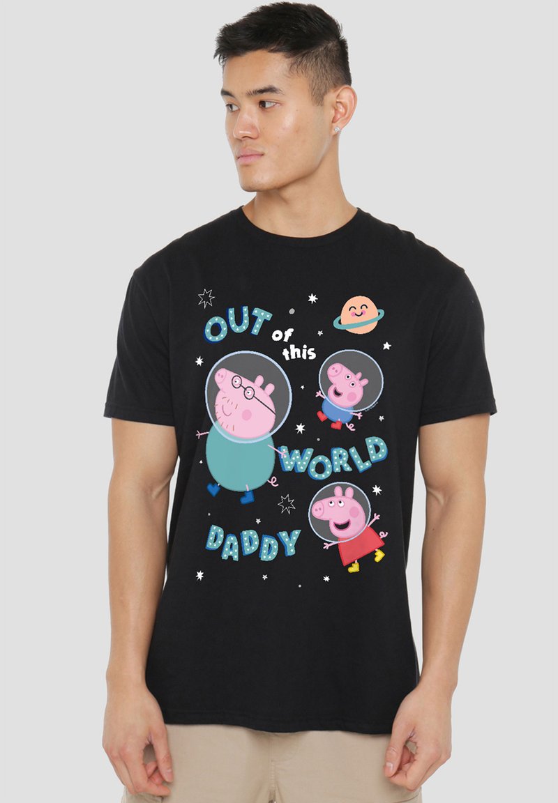 Schwarzes T-Shirt mit Cartoon-Schweinen in Raumhelmen und buntem Text "OUT of this WORLD DADDY" mit Sternen und Planeten.