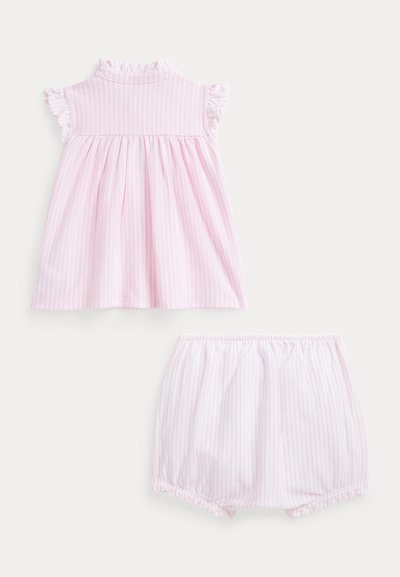 Σετ δύο τεμαχίων από ριγωτό βαμβάκι σε ανοιχτό ροζ χρώμα με γιακά και μανίκια με βολάν. Περιλαμβάνει ταιριαστό σορτς με ελαστική μέση και ανοίγματα στα πόδια.