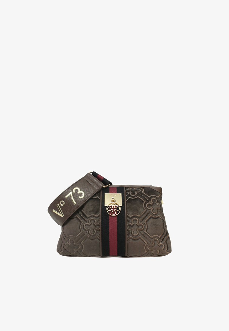 Borsa a mano in pelle marrone con motivo floreale impresso, hardware dorato, una maniglia larga con strisce nere e bordeaux, e dettaglio decorativo del logo.