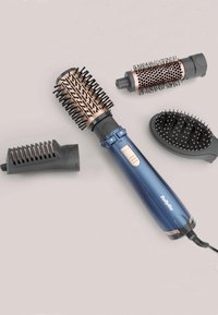 L'ensemble d'outils de coiffure comprend une brosse cylindrique avec des poils noirs, un manche bleu et or, ainsi que des embouts de brosse supplémentaires amovibles.
