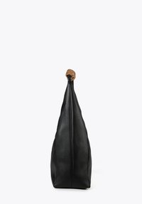 Sac à main en cuir noir avec une surface texturée, une forme effilée et une poignée supérieure en cuir marron. Ne présente aucun matériel ou motif visible.