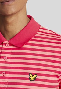 Lyle & Scott GOLF BROAD STRIPE  - Poloshirt -  birdie red  red bud