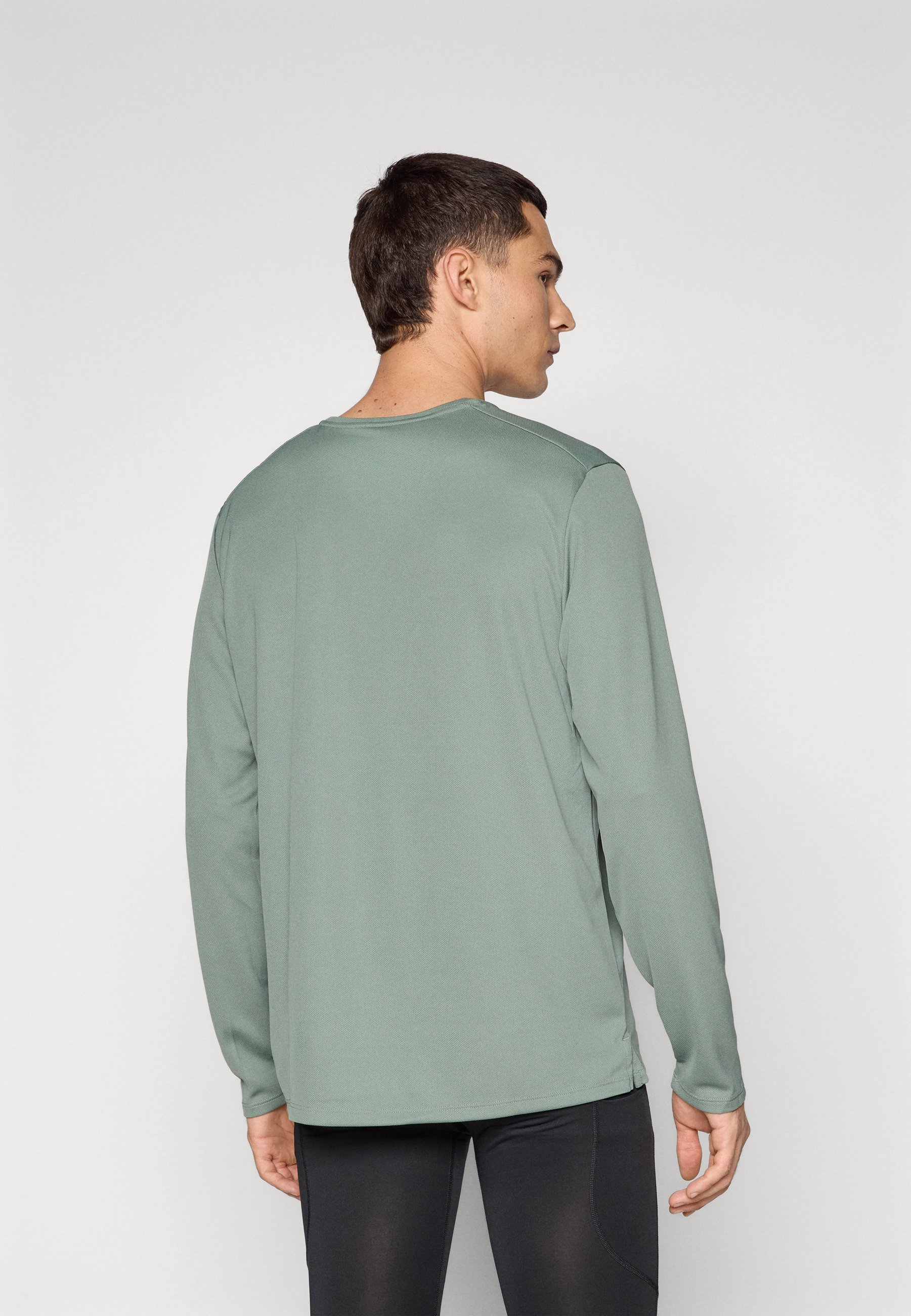 green nike miler top