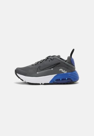 Dunkelgrauer Mesh-Laufschuh mit schwarzem Swoosh, weißer Zwischensohle und blauer luftgepolsterter Ferse vor weißem Hintergrund, Seitenansicht.