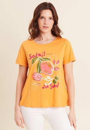 T-shirt orange à manches courtes avec un col rond, présentant un graphique de fruits colorés et le texte "Soleil du Sud" en rose et vert.