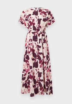 Robe longue rose clair à manches courtes, boutonnée sur le devant, ceinture à nouer à la taille, motif floral violet foncé et bordeaux.