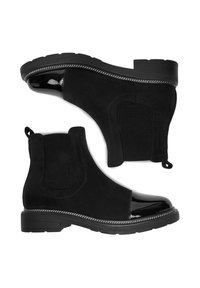 Botines negros con cuerpo de ante, punta de charol brillante, paneles laterales elásticos, tira para tirar y detalle decorativo de cremallera en tono plateado.