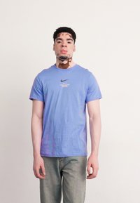 Nike Sportswear TEE - Apdrukāts T-krekls - royal pulse