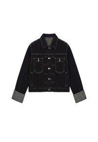 Veste en jean noire avec boutons argentés, deux poches poitrine avec rabats, coutures blanches visibles et poignets gris retroussés.