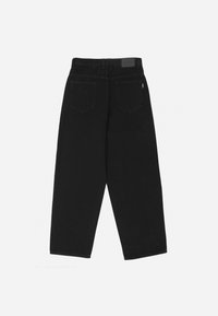 Pantalones de mezclilla negros con un corte recto y suelto. Presentan una cinturilla con trabillas para el cinturón, dos bolsillos traseros y una tela texturizada.
