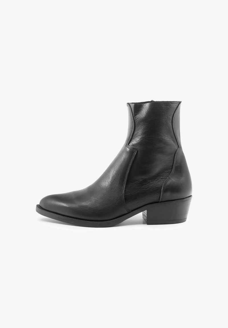 Stivaletto in pelle nera con un design elegante, punta rotonda, pannelli laterali elastici e un tacco basso impilato. La texture liscia ne esalta l'aspetto.