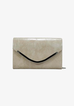 Bolso de mano rectangular beige con superficie texturizada y detalle de metal plateado curvado en la solapa frontal, correa de cadena parcialmente visible en el lateral.