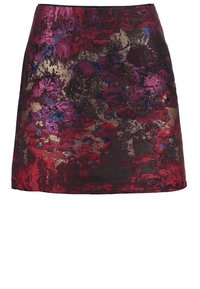 Mini jupe avec un motif floral abstrait dans des tons de rouge, violet, bleu et doré sur un fond noir.