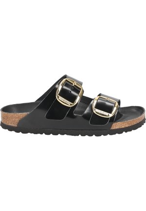 Czarna sandał Birkenstock z korkową wkładką, dwoma szerokimi regulowanymi paskami z złotymi klamrami oraz czarną, teksturowaną podeszwą.