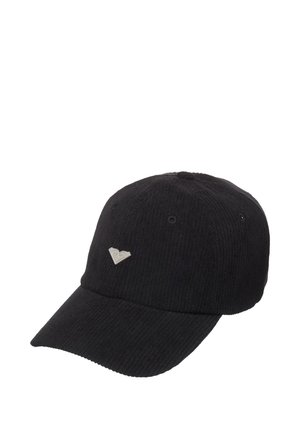Schwarze strukturierte Baseballkappe mit kleinem silbernem herzförmigem Emblem vorne, leicht schräg auf weißem Hintergrund dargestellt.