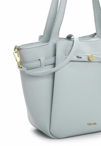 Světle modrá kožená kabelka s texturovaným povrchem, dvojitými ramenními popruhy a zlatým kováním na přední straně.