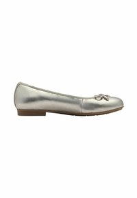 Metallisch silberne Ballerinas mit runder Spitze, einem kleinen Schleifenakzent an der Vorderseite und einer flachen Gummisohle. Glatte Textur und elegantes Design.