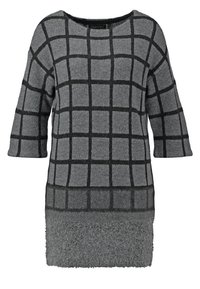 Robe-pull grise en maille avec grand motif à carreaux noirs, ourlet texturé et duveteux et manches trois-quarts.