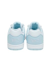 Sneaker blu chiaro con accenti bianchi. Materiale in pelle liscia, forma arrotondata, collo imbottito e logo ricamato sul tallone.