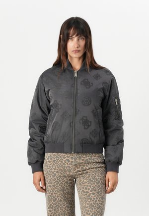 Zwarte bomberjack met tonale patronen, ritssluiting, geribde manchetten en een zak op de linkermouw. Gemaakt met een luipaardprint broek.