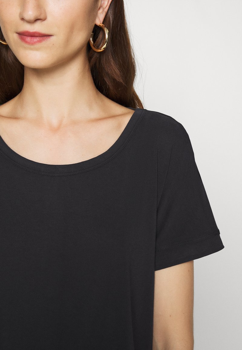 Damen T-Shirts | Moss Copenhagen FENYA TEE T-Shirt basic black/schwarz - UI83501 Damen T-Shirts | Moss Copenhagen FENYA TEE T-Shirt basic black/schwarz - UI83501