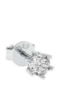 Silver studörring med en rund, klar ädelsten som hålls av sex klor, märkt "925" för äktheten av sterling silver.