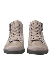 Scarpe high-top beige con una finitura in suede testurizzato, punta tonda, allacciatura frontale e cerniera laterale. Suola in gomma e un sottile motivo geometrico.