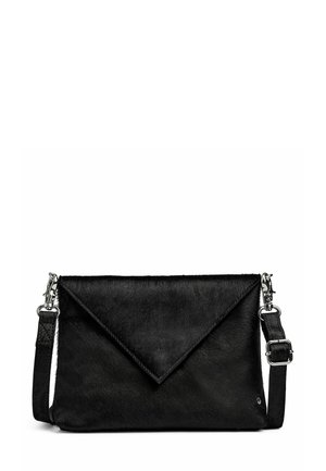 Svart läderclutch med en texturerad päsliknande yta, med en triangelformad klaffstängning och ett justerbart bärband. Silverdetaljer.