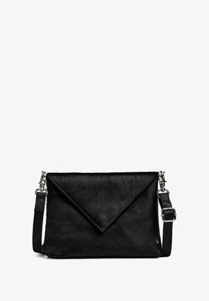 Schwarze Leder-Clutch mit einer strukturierten, fellähnlichen Oberfläche, ausgestattet mit einer dreieckigen Klappenverschlus und einem verstellbaren Riemen. Mit silberfarbenen Hardware-Details.