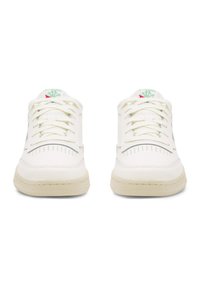 Balti laisvalaikio bateliai su apvaliais kojų galiukais, perforuotu viršutiniu padu ir kontrastingomis smėlio spalvos guminėmis padomis. Turi žalių ir raudonų akcentų bei plokščias raištelius.