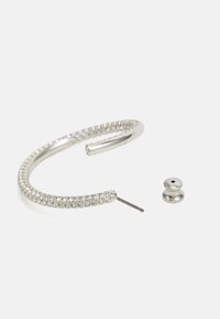 Boucle d'oreille en argent ornée de strass transparents le long du bord extérieur, dotée d'un tige droite et d'un fermoir arrière rond.