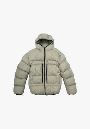 Giacca a piumino grigio chiaro con cappuccio, dotata di una cerniera frontale, due tasche con zip e una texture trapuntata per l'isolamento.