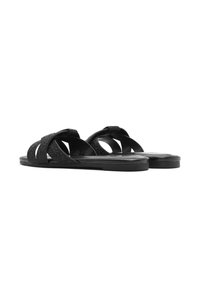 Sandalias negras de slide con correas trenzadas en cruz y una suela plana. Presentan un material texturizado y un acabado suave, diseñadas para la comodidad.