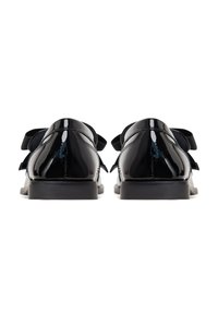 Scarpe in vernice nera con una finitura liscia e lucida; dotate di un dettaglio a fiocco decorativo su ciascun lato e di un tacco basso in nero opaco.