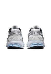 Nike Sportswear ZOOM VOMERO 5 NEWS - Tenisky - white/mtlc silver-pure platinum-blue tint-platinum tint-black