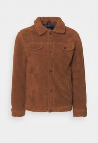 Chaqueta de forro polar marrón con cuello tipo solapa, cierres delanteros de botones y dos bolsillos en el pecho con detalles de solapa redondeados. Material de textura suave.