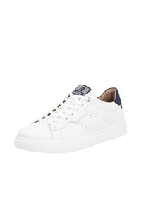 Sneaker bianche in pelle con un accento blu navy sul tallone, lacci testurizzati, design perforato sui lati e suola in gomma piatta.