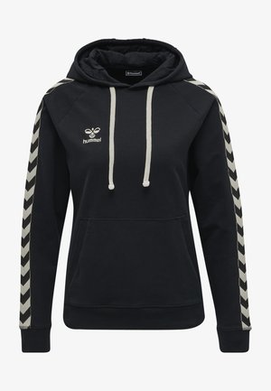 Schwarzer Hoodie mit einer Fronttasche, die ein Logo zeigt. Er hat cremefarbene Kordeln und auffällige Chevron-Musterakzente an den Ärmeln.