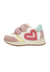 Sneaker rosa, bianca e gialla con dettagli in suede, dotata di fasce in Velcro e di un design a forma di cuore rosso sul lato, completata da una suola in gomma.